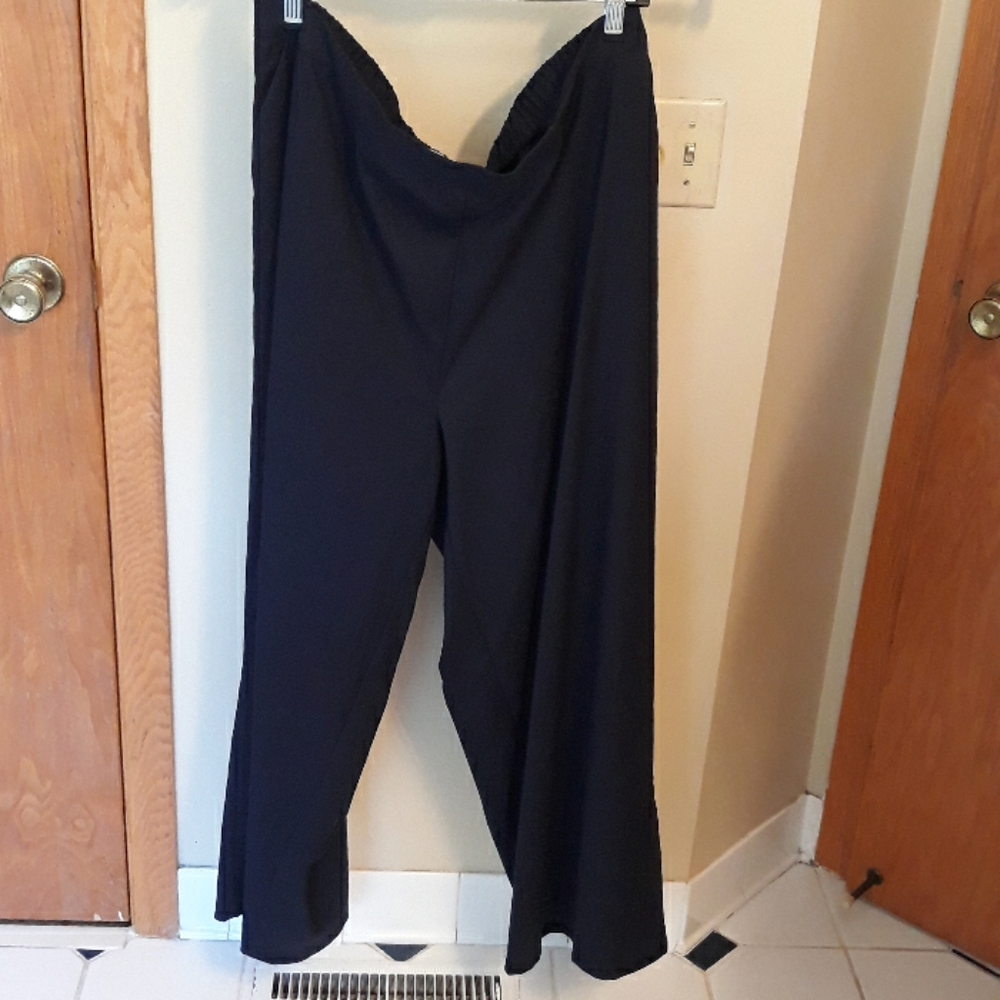 AVA & VIV Navy Capris